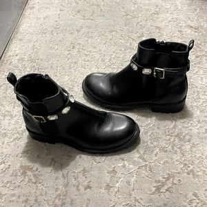 Black Steve Madden booted